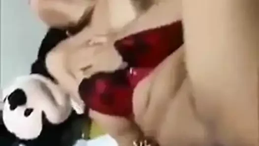 kel kedi ile gülünç asyalı kız kırmızı yapay penis ile oynuyor