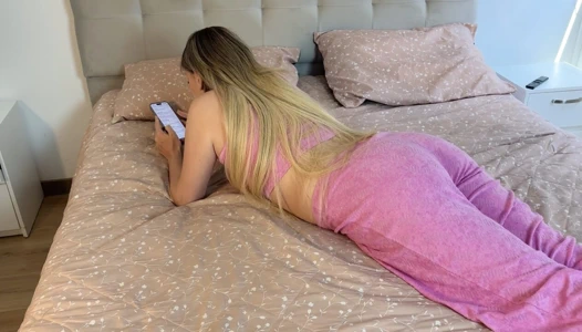 Üvey kız kardeşimi yatakta yatarken görmekten sıkıldım ve sonunda onu siktim