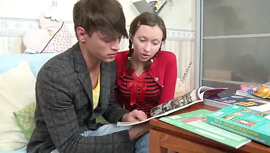 Büyük götlü esmer genç kızın götünü siktikten sonra yüzüne boşalma