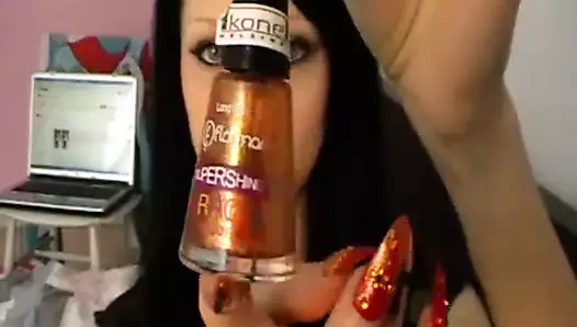 Uzun tırnaklar altın ve kırmızı