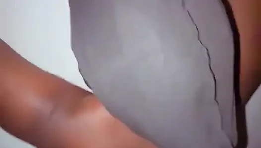 Ofiste temizlikçiyi sikiyor
