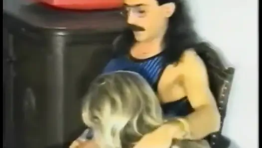 Sevimli hatun klasik adamla sikişdikten sonra otururken seksi hatun tarafından amını yalatıyor 2'de 1 sahne