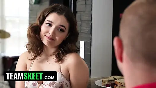 Üvey anne Ophelia rion için minyon Alice ile çıkması için amını pazarlıyor: üçlü seks eğitimi