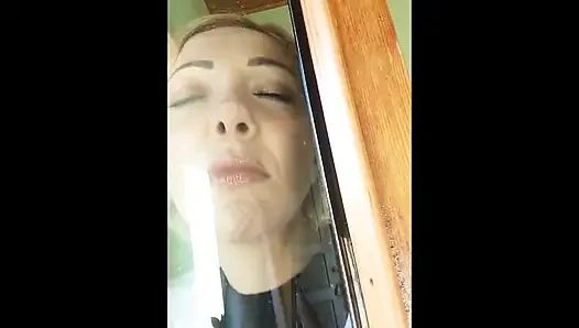 Parmaklarımı burnuma sokmamalıydım ama çok hoşuma gidiyor...