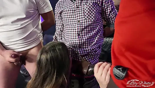 Üç adam beni oturma odama alıyor