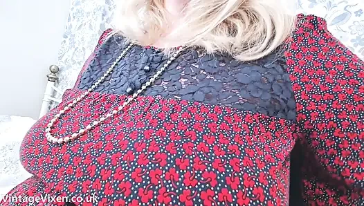 Evli aldatan iri güzel kadın için ateşli saten külot amatör ev hanımı