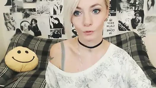 Baştan çıkarıcı güzel bebek dans ve mastürbasyon yapmak