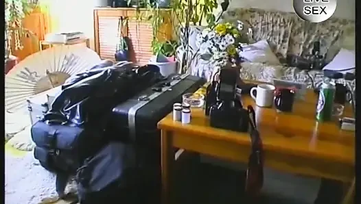 Amcığı parmaklıyor ve dildo yapıyor