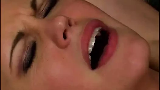 Sıcak sarışın milf sürmek bir kalın horoz ile ona sıkı kedi