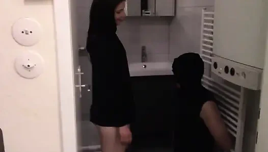 Tanrıça Gloria kölesini tokatlıyor