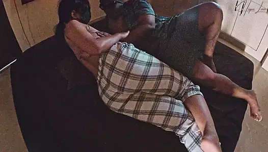 Büyük yarakların kabarık amcığımı sert sikmesine ve germesine bayılıyorum. Malay Girl