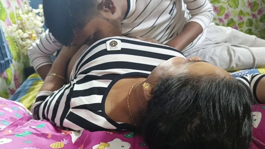 Hintli ateşli üvey kız kardeş büyük üvey erkek kardeşiyle sıkı amcıklı sert sikişiyor desi chodachudi