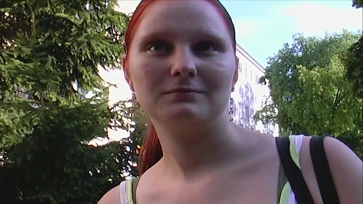 Redhead Alman sürtük ile şaşırtıcı yuvarlak memeler seviyor sürtme ona beceriksizlik