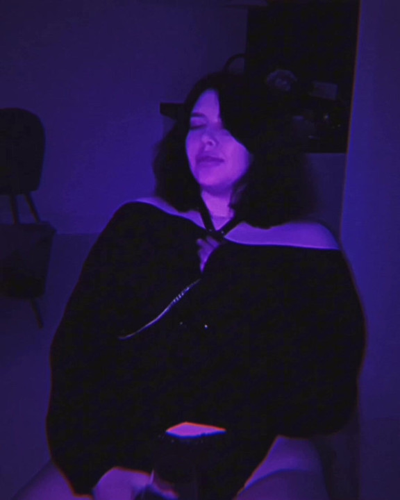 Seksi köle Alice Moore twerk yapıyor ve amıyla oynuyor
