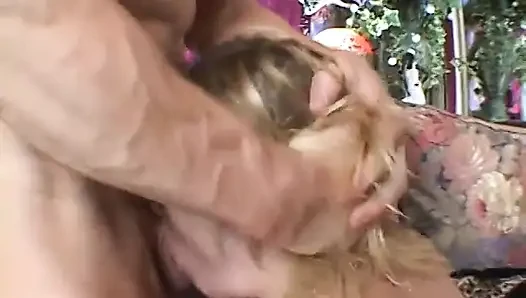 Rubia milf follada por un par de pollas en la sala de estar