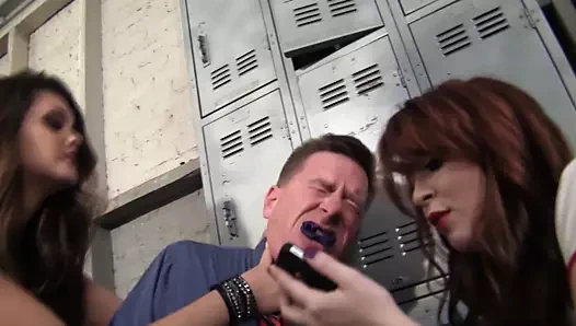 İki küstah kız öğrenci, öğretmenlerine külotlarıyla hükmediyor.