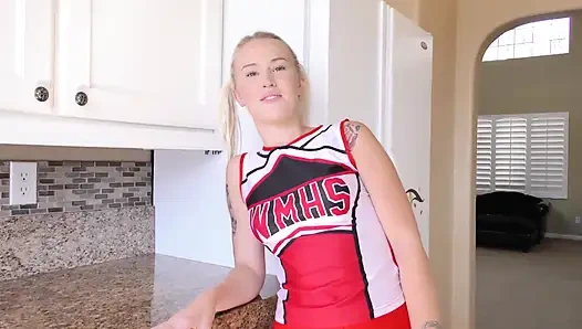 Sevimli minyon ponpon kız sikişmeyi seviyor