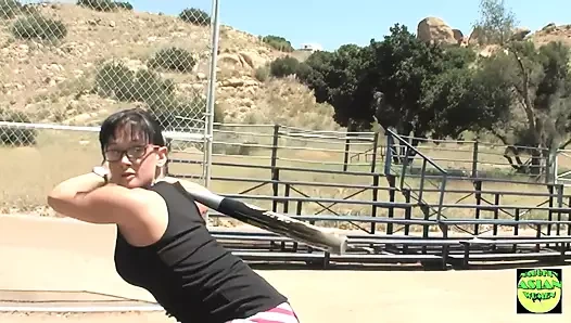 Bu üç süper ateşli kaltak soyunma odasında duş alırken sikiliyor