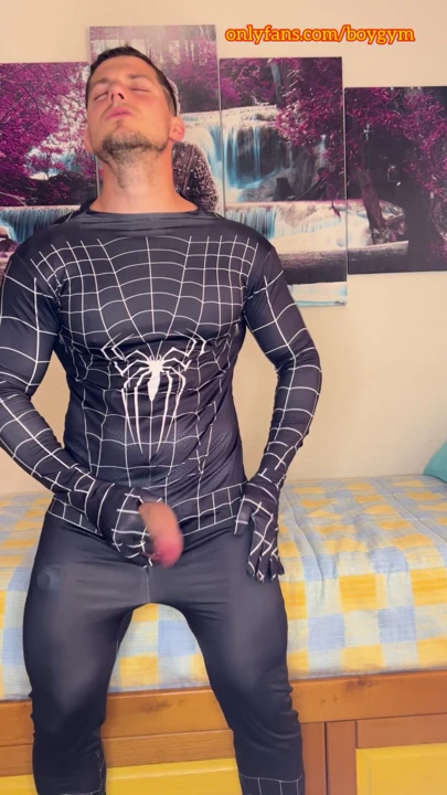 Örümcek adam yarağım bir kopter gibi boşalıyor
