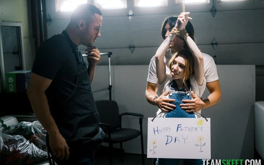 Bağlı üvey kızın babalar günü hediyesi, onu üvey oğluyla paylaş