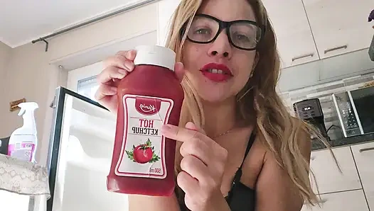 Dövmesiz ateşli bir sarışın senin için iç çamaşırlı ve çıplak yemek pişirmeyi seviyor