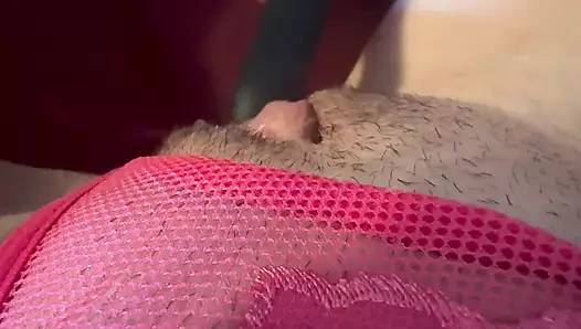 Azgın orta yaşlı seksi kadın bakış açısı tek başına kadın ıslak amcık seks oyuncağıyla sikişiyor