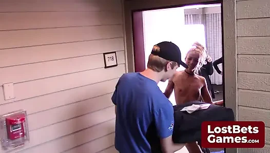 Tatmin edici bir ödeme ile lezzetli bir yaramaz striptiz rock kağıt makas oyunu