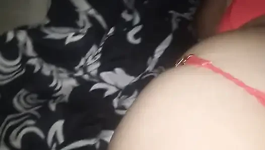 Güzel latin orta yaşlı seksi kadın kırmızı iç çamaşırlı sikişiyor