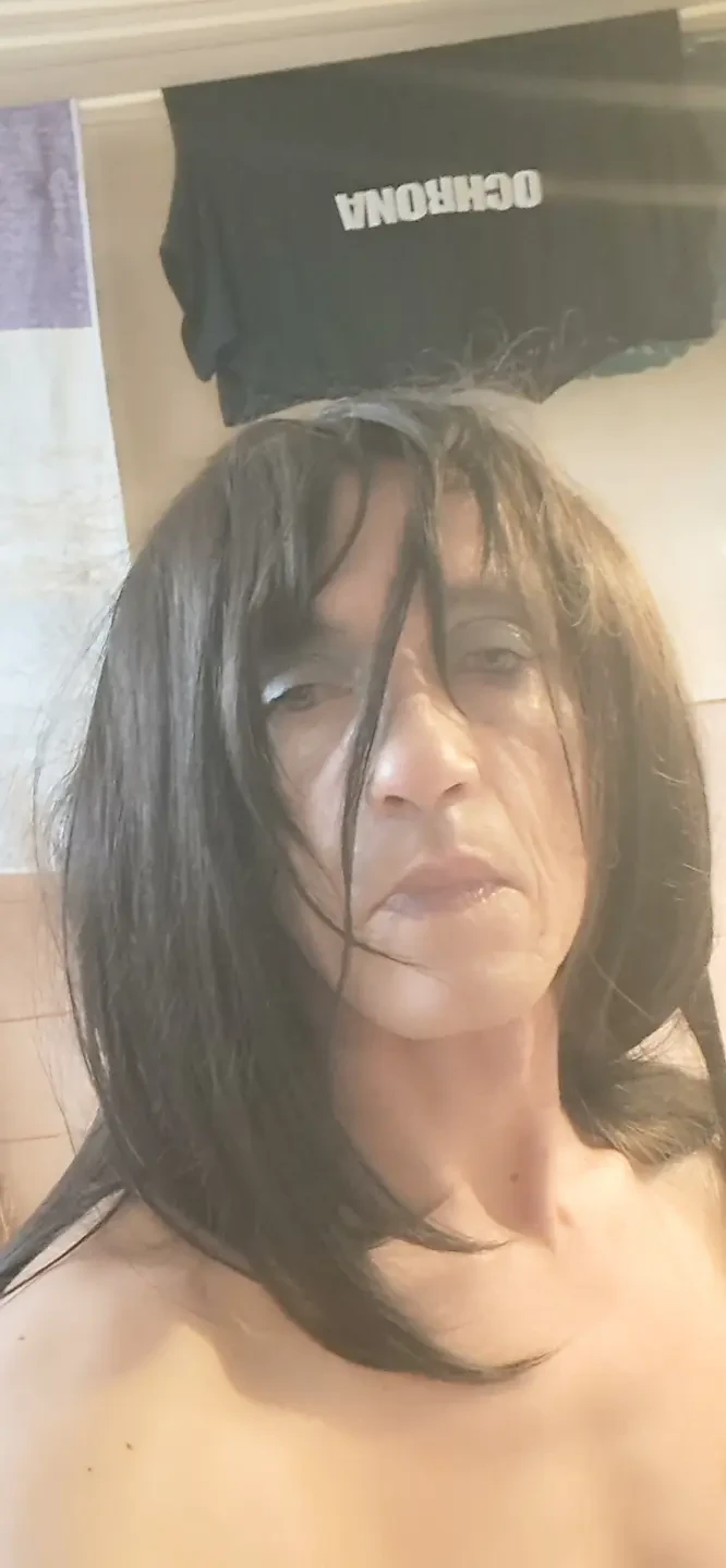 İlk makyajım ve uzun saçım. Seksi iç çamaşırı büyük bir dildoya biniyorum. Kim beni makyajlı ve saçlı seviyor?