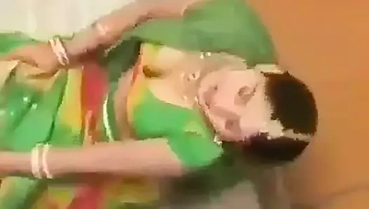 Debor onun vabis büyük büyük göğüslerini görmek için deli oluyor