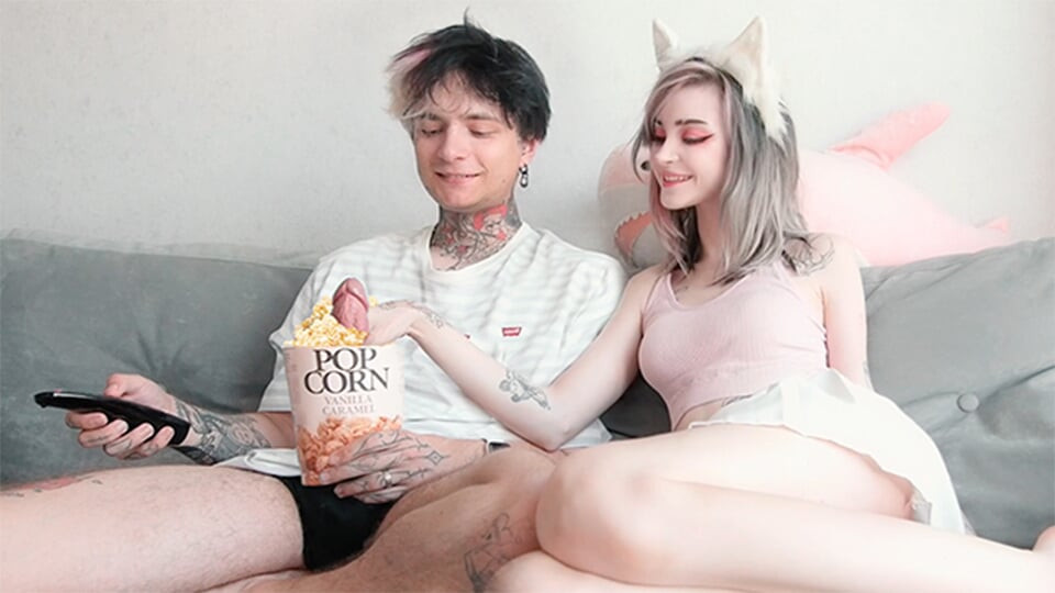Bir kız arkadaşını bir sürprizle film izlemeye davet etti - pinkloving 💖