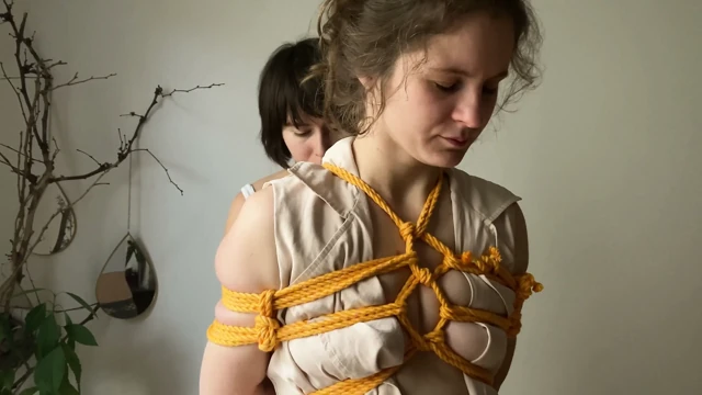 Lezbiyen shibari amcık oyunu