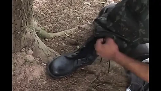 Asker yarağın üstüne atlıyor