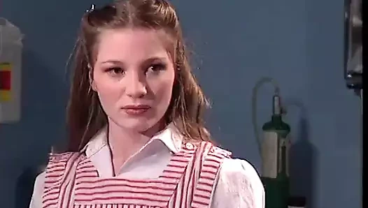 Jartiyer lezbiyen bebek ateşli Asyalının amını parmaklıyor, sonra klitorisini yalıyor