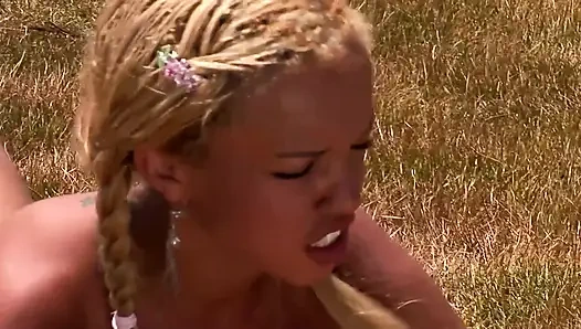 Sarışın latin genç kızın yüzüne boşalmadan önce götünü sikiyor