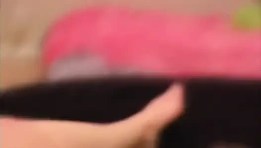 Siyah saçlı sürtük ayak parmaklarını emiyor ve yalıyor