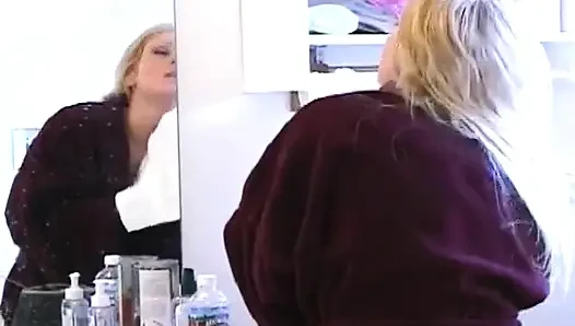 Edepsiz sarışın orta yaşlı seksi kadın büyük şişman yarak emmeyi seviyor