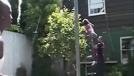 Zenci hatun açık havada grup sekste birden fazla zenci adamla sikişiyor