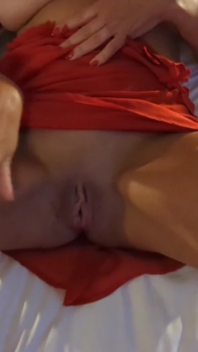 Мощный момент из "Моя шлюховатая милфа-жена обожает раздеваться, чтобы мужики наблюдали и трогали их члены"