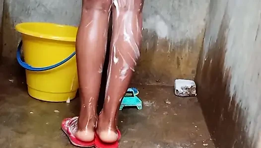 Geleneksel köy banyosunda ayakta seks, çok tatlı