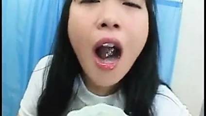 Yemek - japon kız pis bir şey yiyor