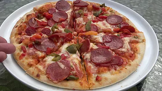 Üstsüz olgun dışarıda pizza yiyor ve göğüslerini tabağa servis ediyor