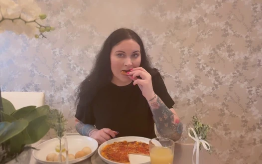Bayan ffw peynirli pizza ve hamur köftesi yiyor