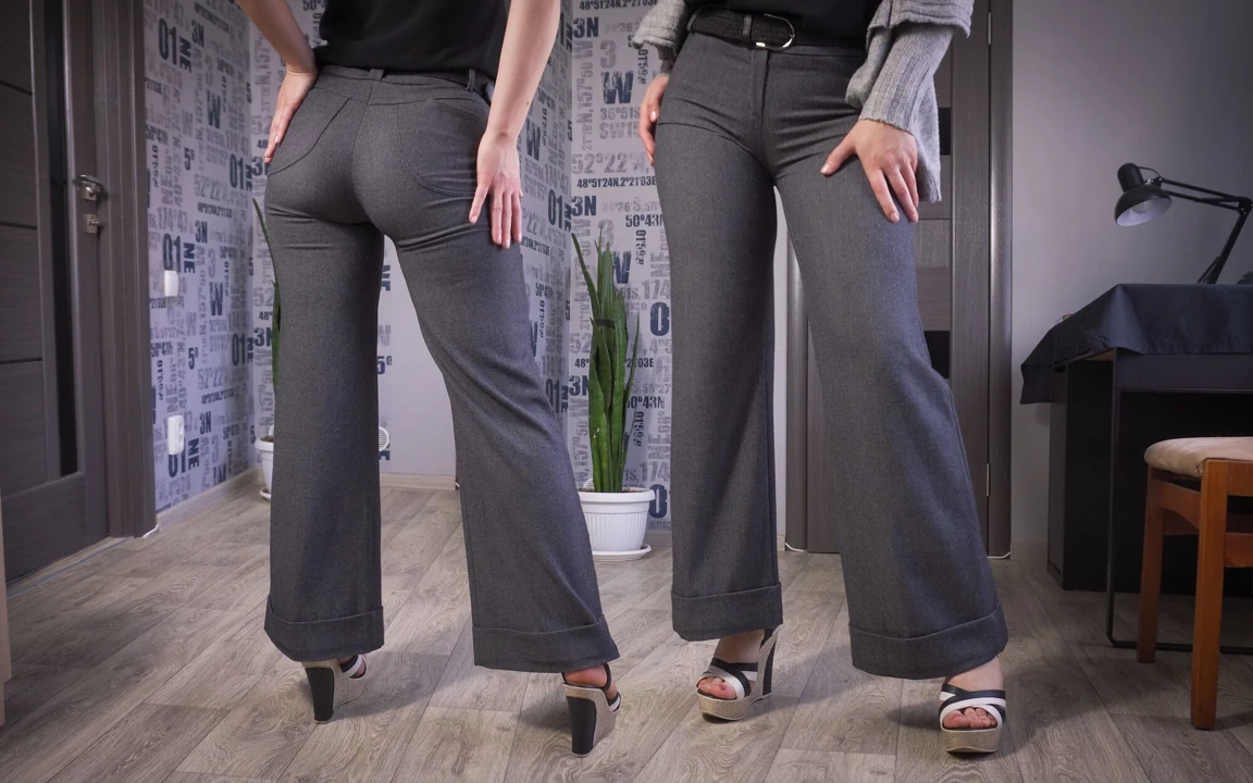 Secretária modelando pernas e bunda em calças apertadas