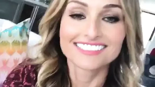 Giada De Laurentiis cleavy vid clip 02