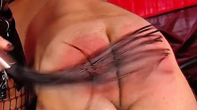 Sarışın Sahibe Köle Erwins Kırmızı Götünü Sert Sikiyor