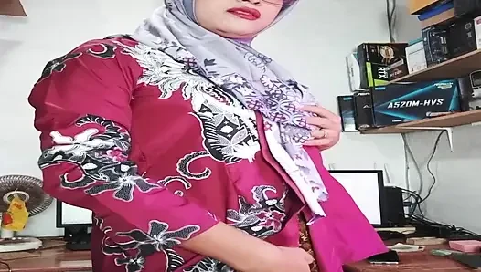 Seksi tesettürlü tesettürlü mitha zhe yarağa mastürbasyon yapıyor