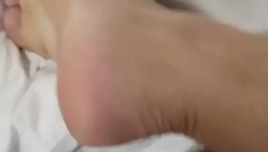 ayaklarımı gösteriyorum