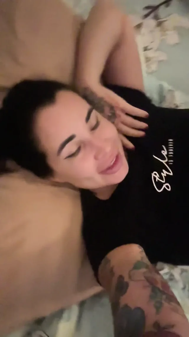 Büyük götlü Rus model tek başına sikişiyor