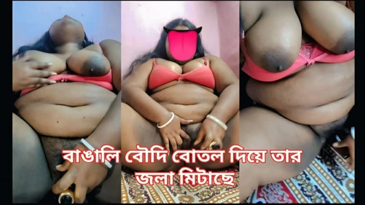 Bengalli bir kadın susuzluğunu şişeyle gideriyor